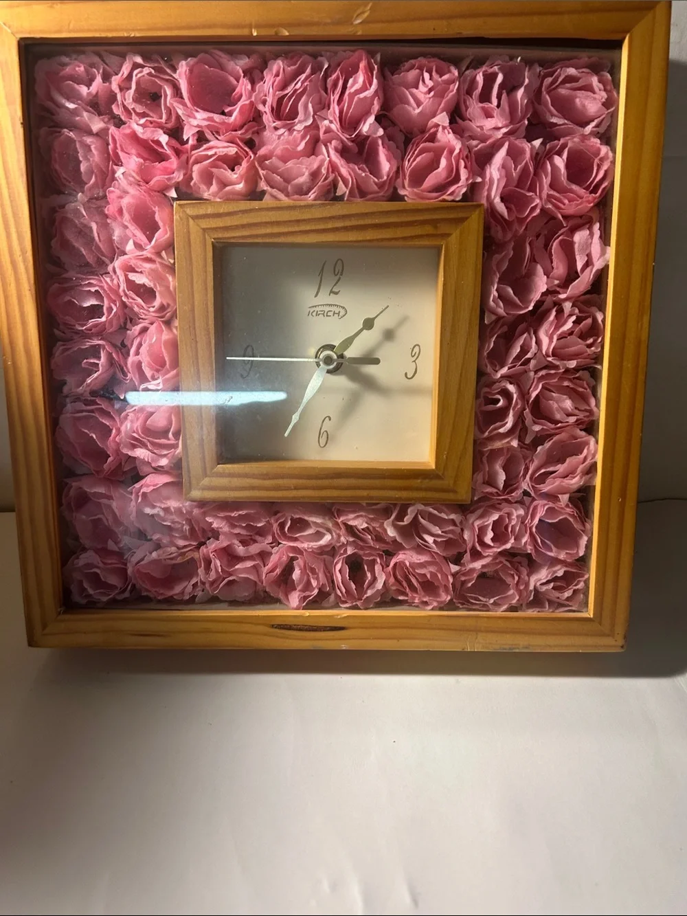 Vintage Roses Lurch Retro Modern Wall Clock